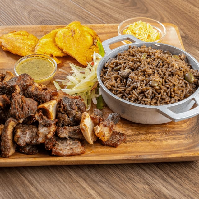Tassot Cabrit (Goat) & Rice.